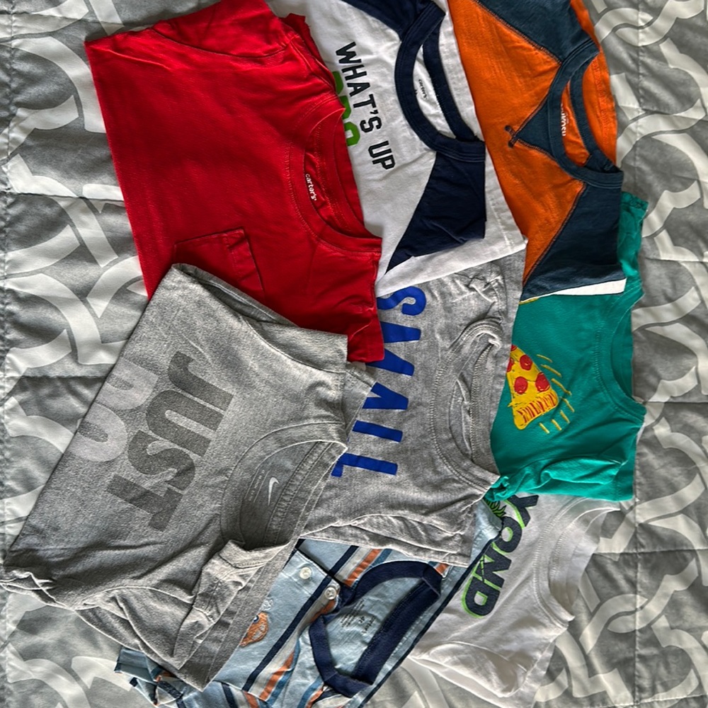 8 pieces - t-shirts for boys 4 Y Old. Carters